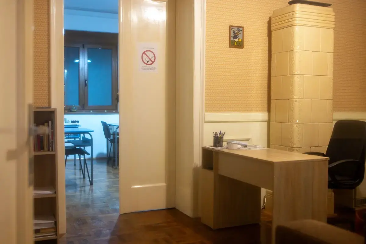 Kancelarija i pogled prema učionici.