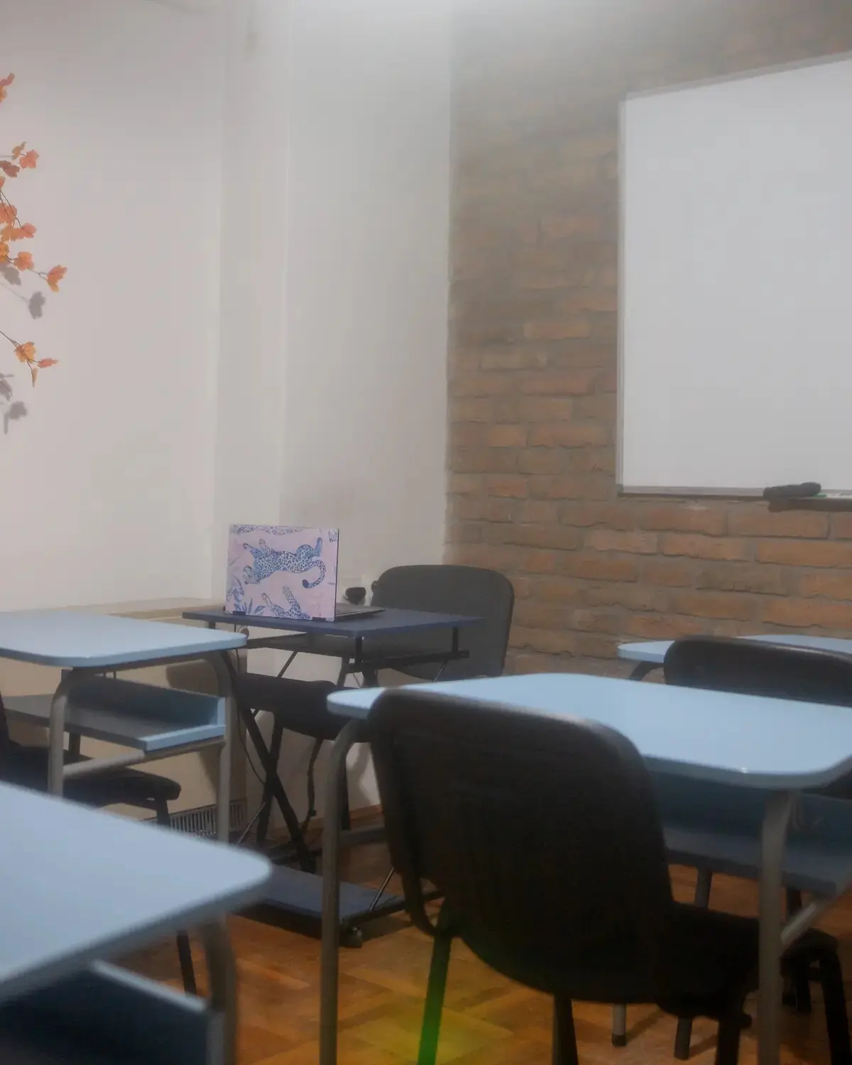 Raspored klupa u učionici pred tablom.